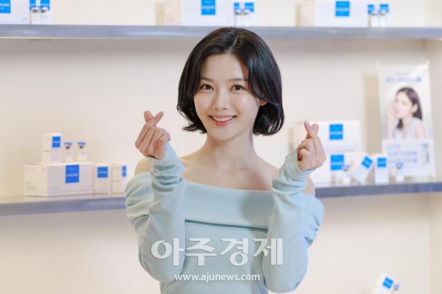 Kim Yu-jung deslumbra en el concierto de belleza de Juvelook