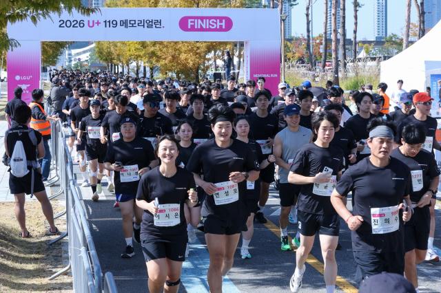 LG유플러스는 소방청과 함께 지난 17일 세종중앙공원과 국립세종수목원 일대에서 개최한 순직 소방관 추모 러닝 행사 ‘U+119 메모리얼런 2026’에 일반 참가자와 현직 소방관 순직 소방관 유가족 주요 관계자 등 2300여 명이 참여한 가운데 성료했다고 밝혔다 사진LG유플러스