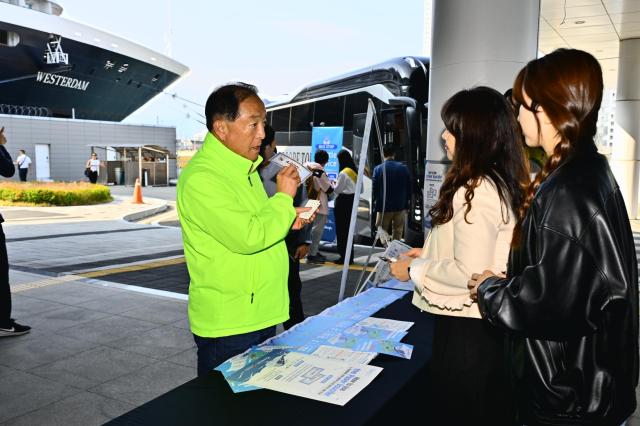 속초항 글로벌 크루즈 잇따라 기항… 동해안 크루즈 관광 거점 입지 강화_2026 K관광 스마일 캠페인 사진속초시
