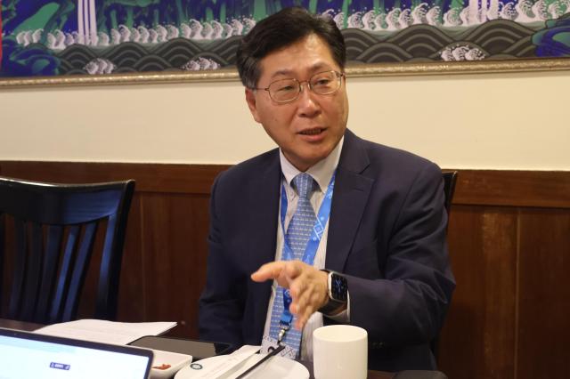 최지영 IMF 이사가 지난 15일현지시간 태국 방콕에서 기자들과 만나 질문에 답하고 있다 사진재경부