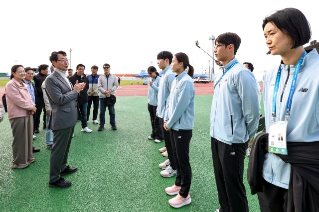 17일 제주 강창학종합경기장에서 정명근 화성특례시장이 전국체전 출전 화성특례시청 육상선수단을 격려하고 있다 사진화성시