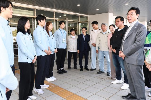 17일 제주종합경기장 실내수영장에서 정명근 화성특례시장오른쪽 첫 번째과 이계철 화성특례시의회 의장오른쪽 두 번째 등 관계자들이 전국체전 출전 화성특례시 수영선수단을 만나 격려하고 있다 사진화성시