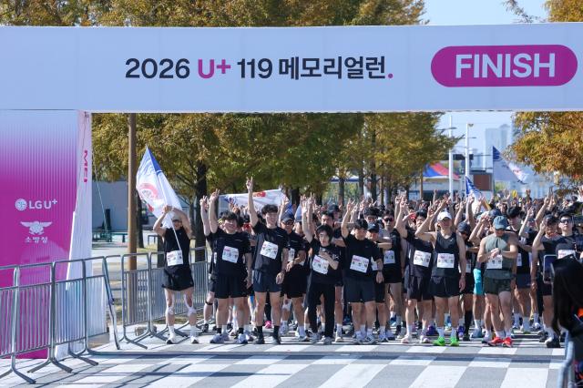 U+119 메모리얼런 2026 참가자들이 출발선을 지나 달리기를 시작하는 모습사진LG유플러스