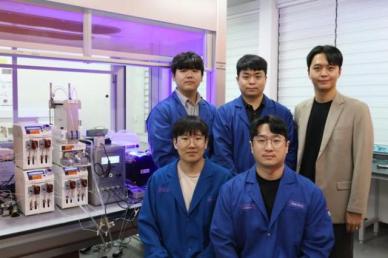 KAIST, 로봇이 섞고 빛으로 합성…신약용 분자 실험 자동화