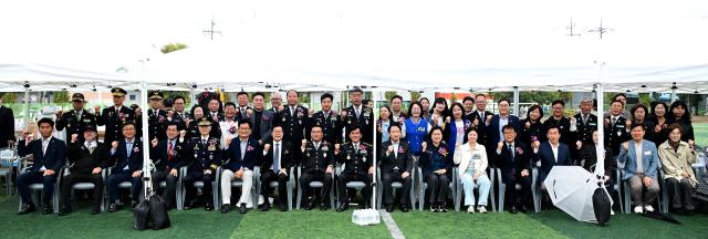 박찬대 인천광역시장이 18일 제물포구구민운동장에서 열린 제10회 인천시자율방범연합회 직무경진대회에서 기념촬영을 하고 있다 사진인천시