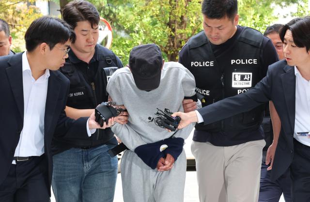 지난 16일 인천 대형 상업시설에서 흉기를 휘둘러 8명을 다치게 한 50대 남성 A씨가 인천 미추홀구 인천지방법원에서 열린 구속 전 피의자심문영장실질심사에 출석하고 있다 사진연합뉴스