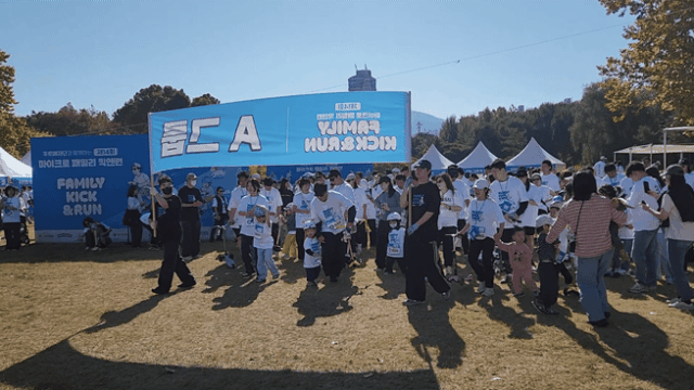 17일 오전 경기 하남시 미사경정공원에서 열린 제14회 마이크로 패밀리 킥앤런에서 A그룹 참가 어린이와 가족들이 마이크로 킥보드를 타고 달리는 킥앤런 행사에 참가하고 있다 영상조현미 기자