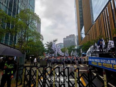 폭우 속 모인 택배 노동자들…쿠팡에 건강권 보호 대화 촉구
