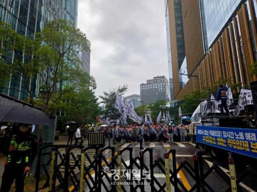 폭우 속 모인 택배 노동자들…쿠팡에 건강권 보호 대화 촉구