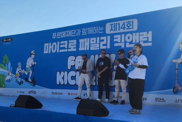 17일 오전 경기 하남시 미사경정공원에 열린 제14회 마이크로 패밀리 킥앤런 개막식에서 방송인 박슬기가 사회를 보고 있다 사진조현미 기자