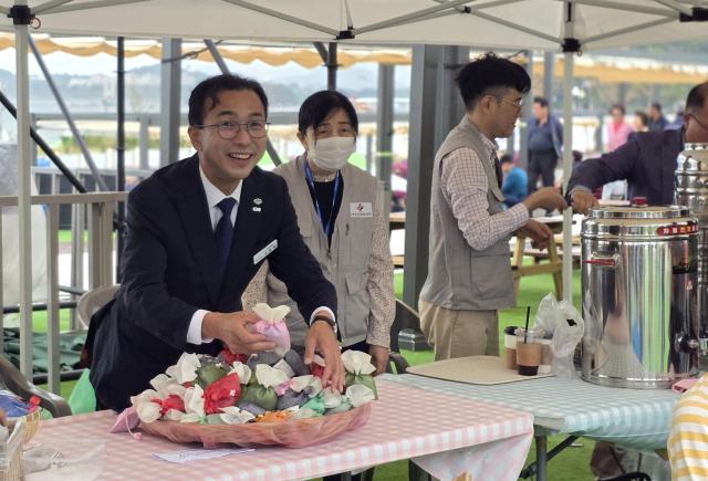 서영학 여수시장이 18일 2026여수세계섬박람회장에서 열린 여수시한의사회의 나눔행사에 참여해 관람객들에게 전달할 전통 향낭을 들어 보이고 있다 이날 여수시한의사회는 박람회 방문객들에게 쌍화차와 전통 향낭을 무료로 제공하며 지역사회와 함께하는 나눔의 의미를 더했다 사진2026여수세계섬박람회 조직위원회