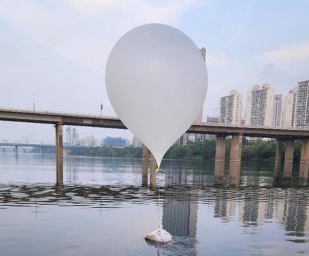 Organización sin fines de lucro recibe multa de 7,2 millones de wones por enviar información personal de desertores norcoreanos en globos hacia Corea del Norte