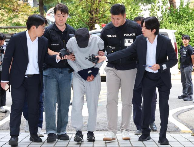 인천 대형 상업시설에서 흉기를 휘둘러 8명을 다치게 한 50대 남성 A씨가 16일 인천 미추홀구 인천지방법원에서 열린 구속 전 피의자심문영장실질심사에 출석하고 있다 사진연합뉴스 