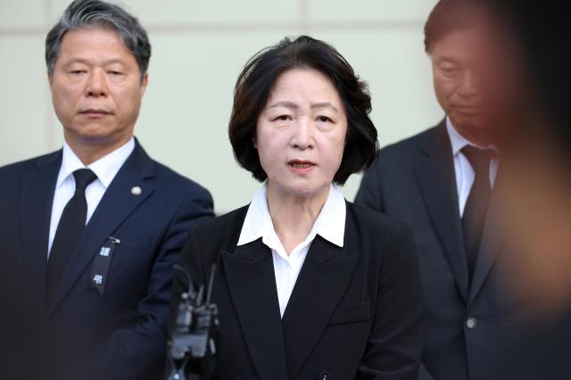 순직 소방관 빈소 조문 마친 추미애 경기도지사
    서울연합뉴스 추미애 경기도지사가 17일 경기도 순천향대 부천병원 빈소에 마련된 고故 김진석 소방위 빈소 조문을 마친 뒤 취재진 앞에서 발언하고 있다 20261017 경기도 제공 재판매 및 DB 금지