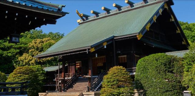 Japanese PM makes additional offering to controversial shrine
