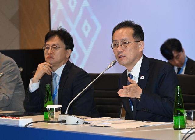 지난 16일현지시간 IMF·WB 연차총회 및 G20·G7 재무장관회의 참석차 태국 방콕을 방문한 이형일 부총리 겸 재정경제부 장관이 퀸시리낏 컨벤션센터QSNCC에서 열린 동행기자단 간담회에서 기자들의 질문에 답하고 있다 사진재정경제부