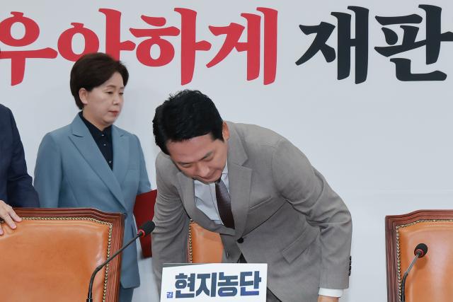 장동혁 국민의힘 대표가 19일 국회에서 열린 최고위원회의에 참석하고 있다 왼쪽은 양향자 최고위원 사진연합뉴스