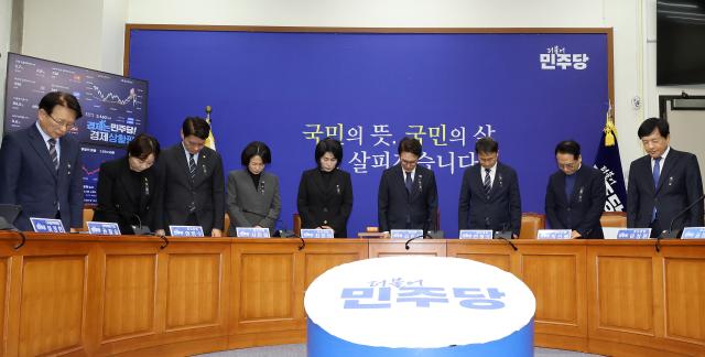 김민석 더불어민주당 대표와 한병도 원내대표 등 지도부가 19일 국회에서 최고위원회의를 앞두고 부천 공장 화재 진압 중 순직한 고故 김진석 소방위를 추모하며 묵념하고 있다사진연합뉴스