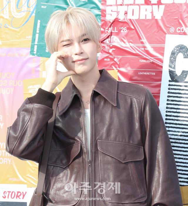 Sung Han-bin de ZEROBASEONE posa en el evento de inauguración del popup Coach Live Your Story