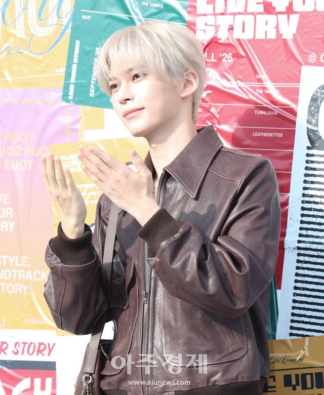 Seong Han-bin posa con elegante sonrisa en el evento de inauguración del pop-up Coach Live Your Story