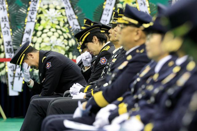 [Foto] Ceremonia fúnebre del difunto bombero Kim Jin-seok: lágrimas entre los miembros del cuerpo de bomberos