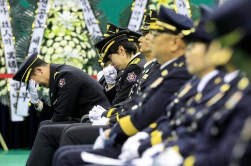 [포토] 고 김진석 소방위 영결식, 눈물 흘리는 소방대원들
