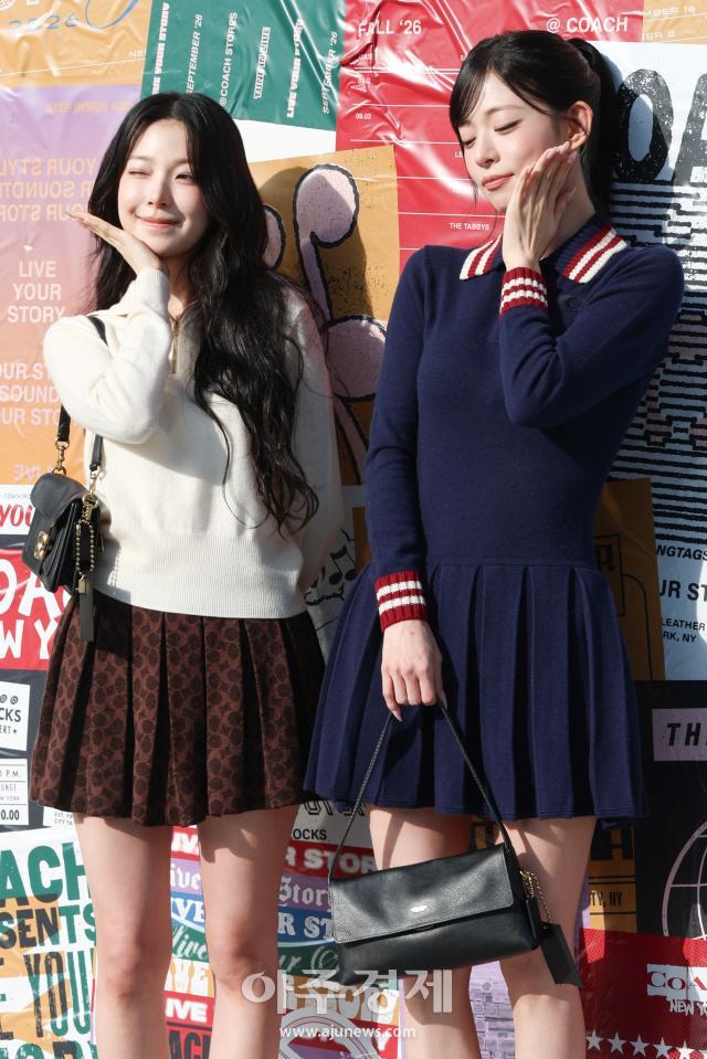 Promiserine Baek Jihan e Lee Chae-young posan juntas en evento de campaña de Coach