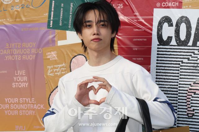 Kim Sun-woo hace un gesto de corazón en la apertura del pop-up Coach LIVE YOUR STORY