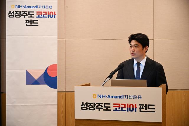서울 영등포구 여의도에서 19일 개최된 NH아문디자산운용 성장주도 코리아 펀드 1주년 간담회에서 신용인 부사장이 발표하고 있다 사진양보연 기자