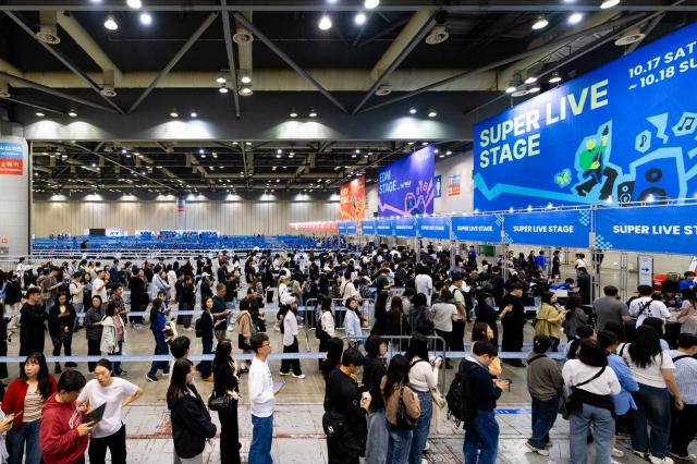 지난 17일 경기 고양시 킨텍스 제2전시장 내 NOL FESTIVAL 2026 티켓부스가 관람객들로 북적이고 있는 모습 사진놀유니버스