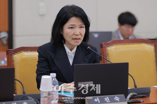 이진숙 국민의힘 국회의원이 12일 서울 여의도 국회 과학기술정보방송통신위원회에서 열린 방송미디어통신위원회 등에 대한 국정감사에서 의사진행 발언을 하고 있다 20261012사진유대길 기자 dbeorlf123ajunewscom