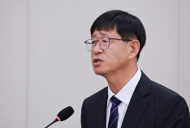 최길수 특별감찰관 후보자가 지난달 18일 국회 법제사법위원회에서 열린 인사청문회에서 선서를 마치고 인사말하고 있다사진연합뉴스
