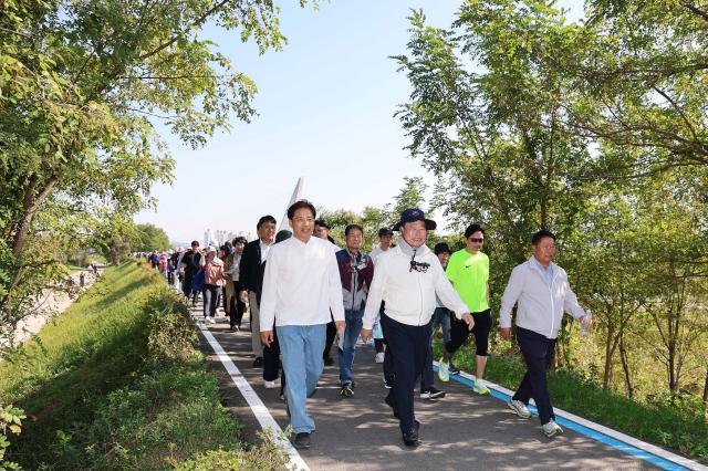 김산 무안군수앞줄가운데가 지난 17일 남악신도시 자전거공원 일원에서 열린 ‘2026 도시 속 일상탈출 건강걷기’ 행사에 참여해 주민들과 함께 수변공원 산책로를 걷고 있다 이날 행사에는 주민 등 700여 명이 참여해 33㎞ 구간을 걸으며 건강생활 실천과 주민 화합의 시간을 가졌다 사진무안군