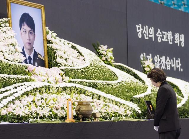 19일 오전 부천체육관에서 진행된 화재현장 순직소방공무원 영결식에서 추미애 경기도지사가 헌화 및 분향을 하고 있다 사진경기도