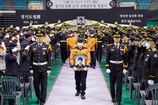 19일 오전 부천체육관에서 추미애 경기도지사 유족 국회의원 행정안전부 소방청 도의원 등이 참석한 가운데 화재현장 순직소방공무원 영결식이 진행됐다 사진경기도