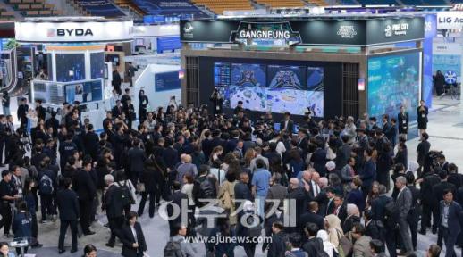 [포토] 강릉 ITS 전시장 강릉관 부스 관람하는 참가자들