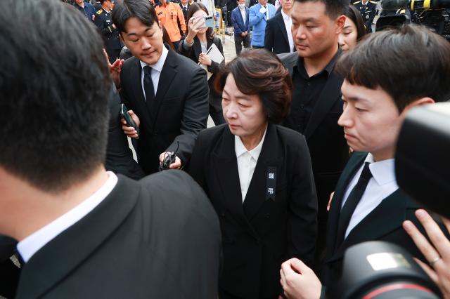 추미애 경기도지사가 19일 부천 도장공장 화재 진압 중 순직한 고 김진석 소방위의 영결식이 열린 경기도 부천 원미구 부천체육관을 떠나고 있다 사진연합뉴스
