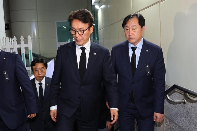 김민석 더불어민주당 대표가 지난 18일 경기 부천시 순천향대학교 부천병원 장례식장에 마련된 부천 공장 화재 순직 고故 김진석 소방위의 빈소 조문을 마치고 나오고 있다사진연합뉴스