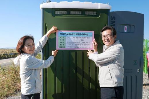 농사짓다 화장실 찾아 5분 거리 집까지…영암군, 들녘에 이동식 화장실 설치