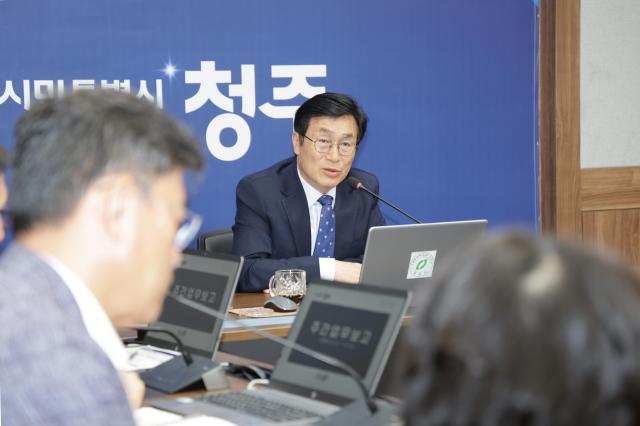 이장섭 청주시장이 19일 임시청사에서 열린 주간업무보고회에서 발언을 하고 있다 사진청주시