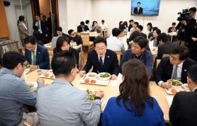 李在明在青瓦台与跑口记者共进午餐