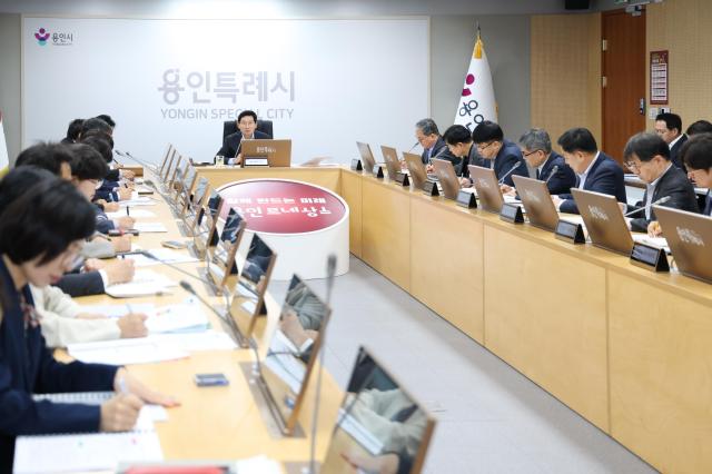 이상일 시장이 간부공무원회의를 주재하고 있다사진용인시