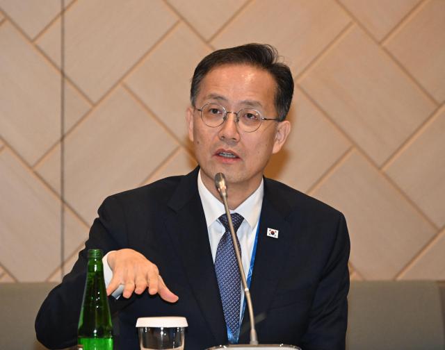 지난 16일현지시간 IMF·WB 연차총회 및 G20·G7 재무장관회의 참석차 태국 방콕을 방문한 이형일 부총리 겸 재정경제부 장관이 퀸시리낏 컨벤션센터QSNCC에서 열린 동행기자단 간담회에서 기자들의 질문에 답하고 있다 사진재정경제부