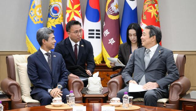 강신철 국방부장관과 미즈시마 고이치 주한일본대사가 19일 국방부에서 한반도 및 지역안보 정세와 주요 한일 국방교류협력 현안에 대해 의견을 교환하고 있다사진국방부 제공