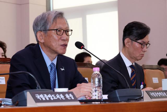 유홍준 국립중앙박물관장이 19일 국회에서 열린 문화체육관광위원회 국정감사에서 위원 질의에 답하고 있다 사진연합뉴스