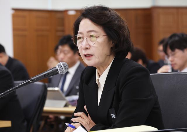 추미애 경기도지사가 19일 경기도 수원시 경기도청에서 열린 국회 국토교통위원회의 경기도에 대한 국정감사에서 위원 질의에 답변하고 있다 사진연합뉴스