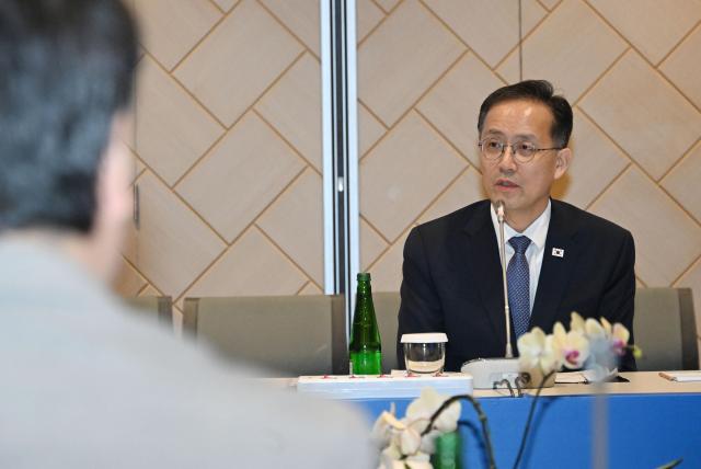 지난 16일현지시간 IMF·WB 연차총회 및 G20·G7 재무장관회의 참석차 태국 방콕을 방문한 이형일 부총리 겸 재정경제부 장관이 퀸시리낏 컨벤션센터QSNCC에서 열린 동행기자단 간담회에서 기자들의 질문에 답하고 있다 사진재정경제부