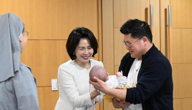 김혜경 여사가 19일 서울성모병원 모자의료센터를 방문 아기를 보며 미소짓고 있다 사진청와대통신사진기자단