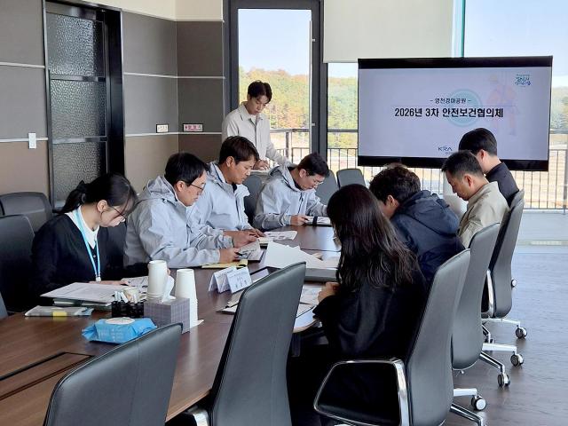 한국마사회 영천운영처 관계자와 시설 관리 경비 미화 식음료 운영 등 다양한 분야의 협력업체 현장 책임자들이 참석해 안전보건협의체 회의를 진행하고 있다사진렛츠런파크영천