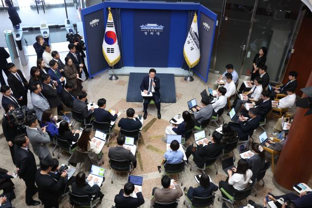 이재명 대통령이 19일 언론인들의 취재 공간인 청와대 춘추관 로비에서 기자들과 간담회를 하고 있다 사진연합뉴스